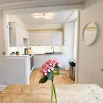 Rose Street'S Hidden Treasure- 2Bed Newly Refurbished Apt