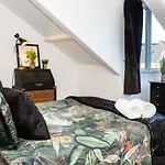 5-Bed House With Distant Sea Views In Plymouth