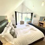 Luxurious 4 Bedroom New England Style Villa - Trewhiddle Villa 19