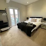 The Fratton Apartment With Parking