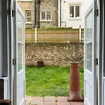 3 One Bed Quiet Garden Flat In Central Hove With Free Onsite Parking - 5 Min Walk To Beach - 10 Min To Brighton