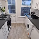 Entire House Near City Centre With Parking Permit