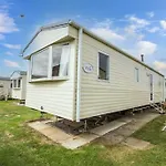 Lovely 8 Berth Caravan In Scratby