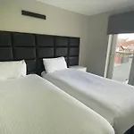 Hosted By Ryan - 1 Bedroom Apartment