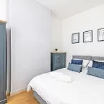 Serviced Accommodation 5 Bedroom Holiday House
