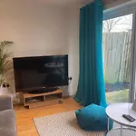 Bevendean Beach Hut - Modern 5 Bedroom House, With Parking