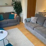 Bevendean Beach Hut - Modern 5 Bedroom House, With Parking