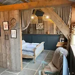 Romantic Woodland Cabin Near Lyme Regis And River Cottage