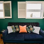 One Bedroom Apartment By Truabode Holiday Lets & Short Lets Newquay, Wifi & Pet Friendly - The Nook