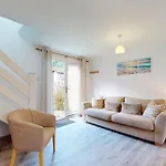 39 Strawberry Hill, Tolroy Manor