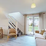 39 Strawberry Hill, Tolroy Manor