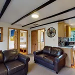 01 Tudor Court, Tolroy Manor