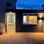 Self Contained Double Bedroom With Ensuite, Private Entrance, Free Parking , 5 Min Walk To Beach