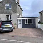 Self Contained Double Bedroom With Ensuite, Private Entrance, Free Parking , 5 Min Walk To Beach
