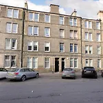 Edinburgh City Central Apartment Sleeps 6 Free Parking