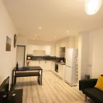Luxe Living City Apartment - Beach, Wifi, Parking