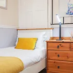 Beautiful 4 Bedroom Cottage - Free Parking