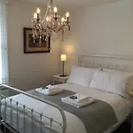 Stylish Boatwright Cottage Moments From Beach By Whitstable-Holidays