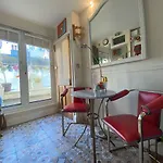 Little Brighton Beach Apartments - With Spa & Watersports