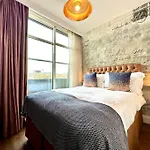 Amazing Modern Apartment - Free Secure Parking! - 1 Minute Walk To Poole Quay - Great Location - Free Parking - Fast Wifi - Smart Tv - Newly Decorated - Sleeps Up To 2! Close To Poole & Bournemouth & Sandbanks