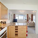 Harbour Apartment At 6 Dolphin Court With Parking