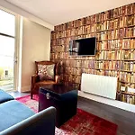 Super Trendy Apartment - Free Parking & Fast Wifi - 1 Minute Walk To Poole Quay - Great Location - Free Parking - Fast Wifi - Smart Tv - Newly Decorated - Sleeps Up To 2! Close To Poole & Bournemouth & Sandbanks