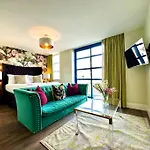 Chic Modern Apartment Suite - Free Parking & Wifi! - 1 Minute Walk To Poole Quay - Great Location - Free Parking - Fast Wifi - Smart Tv - Newly Decorated - Sleeps Up To 2! Close To Poole & Bournemouth & Sandbanks
