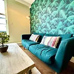 Amazing Modern Apartment - Free Secure Parking! - 1 Minute Walk To Poole Quay - Great Location - Free Parking - Fast Wifi - Smart Tv - Newly Decorated - Sleeps Up To 2! Close To Poole & Bournemouth & Sandbanks