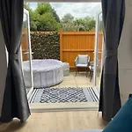 Stylish 1 Bedroom Studio Outdoor Area And Hot Tub