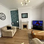 Spacious One Bedroom Apartment In Central Location