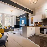 Charming Luxury 3Bed Apartment In A Prime Location By Sharphaus Short Lets & Serviced Accommodation Management