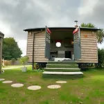 Romantic Retreat - Luxury Shepherds Hut + Hot Tub!