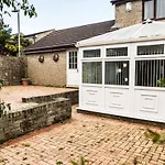 Entire 2 Bedroom House Near Derriford With Parking