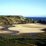 Luxe Living Guest House-Sleeps 6-Private Parking-Free Wifi-Beach-City