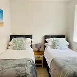 Above The Bay - Enclosed Garden Apartment With Parking