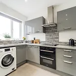 Birkdale Southport Boutique Apartment Sleeps 5