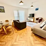 2 Double Beds Or 4 Singles, 2 Bathrooms, Free Parking, Smart Tv'S, Close To Gunwharf Quays, Beach & Historic Dockyard