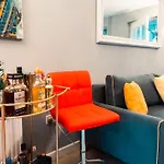 Elegant 2 Bed With Hot Tub And A Host Of Amenities
