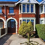 Delightful Newly Renovated 3-Bed House With Garden Beach Hut