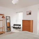 Pass The Keys Newly Renovated Central Townhouse With Parking