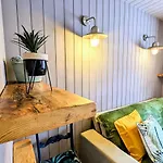 Stunning 4Br House With Free Parking - By Innit