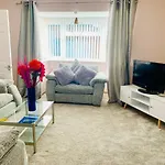 Luxurious And Stunning Holiday Home With Beautiful And Comfortable Rooms With A Fireplace