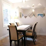 Stunning 3 Bedroom Townhouse In The Heart Of City