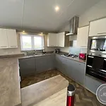 The Retreat 1 - Hot Tub Lodge, Pet Friendly, Wifi & Bed Linen- Golden Palm Resort - Meadow Lakes Caravan & Lodge Hire