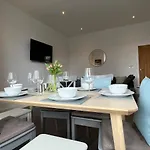 Spacious Apartment~Parking~Close To Seafront