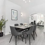 Host Liverpool - Elegant Anfield Getaway