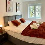 The Comfy Flat- Modern & Bright 2 Bedrooms Apartment