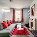Spacious Central Cottage , Seconds To Beach, Minutes Walk To Eminents, Easy Parking, Pets Friendly, 40 Percent Off Weekly Booking, 55 Percent Off Monthly Bookings