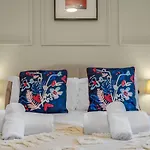 Cheerful Stays - Jamson Pl 3 Bed Apartment