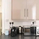 3-Bedroom Home In Liverpool L15 With Free Parking